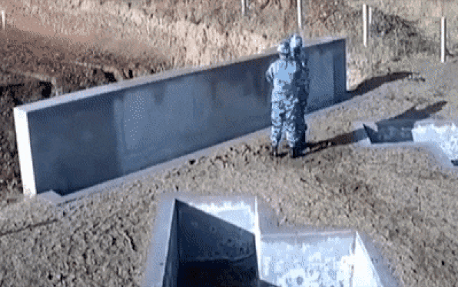 Hú vía khi lựu đạn chạm tường, bật ngược về phía binh sĩ rồi phát nổ trong 3 giây Ảnh 2