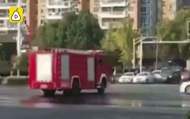 Ô tô con nát bét đầu sau cú đâm trực diện xe cứu hỏa Ảnh 2