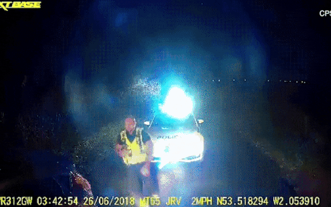 Khoảnh khắc cảnh sát bị hất lên nóc ca-pô khi đang truy đuổi tội phạm Ảnh 2