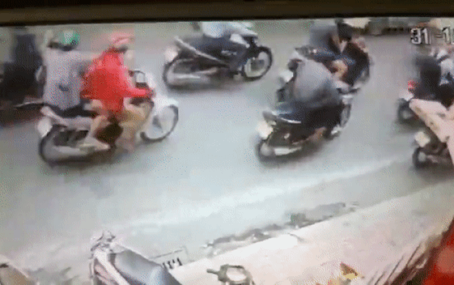 Người phụ nữ đang đi xe máy bất ngờ bị hai gã đàn ông áp sát đạp ngã sõng xoài ra đường Ảnh 2