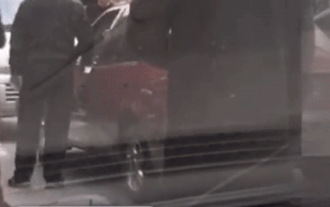 Đi xe ngược chiều đụng phải người khác, côn đồ cầm dao bắt tài xế quỳ gối xin lỗi Ảnh 2