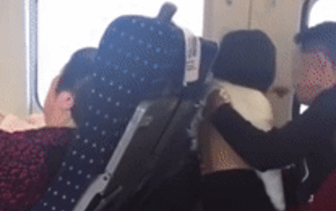 Tranh cãi gay gắt quanh clip bố sờ soạng con gái trên tàu trong khi cảnh sát tuyên bố không phải quấy rối Ảnh 2