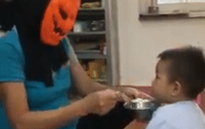 Cô giáo bá đạo đeo mặt nạ 'hù' khiến cậu bé ngồi ăn thun thút, ánh mặt đầy sợ sệt khiến dân mạng phì cười Ảnh 2