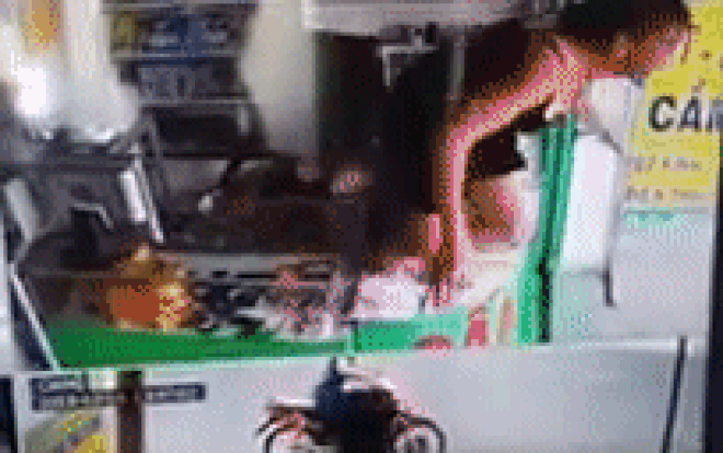 Clip nữ chủ cửa hàng cầm đồ nhảy vọt qua tủ kính túm cổ tên cướp điện thoại trong tích tắc khiến nhiều người rần rần vỗ tay Ảnh 2