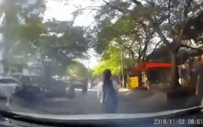 Đăng đàn than vãn nữ sinh đi bộ giữa đường cản trở giao thông, tài xế bị dân mạng 'ném đá' ngược vì cách xử lý Ảnh 2