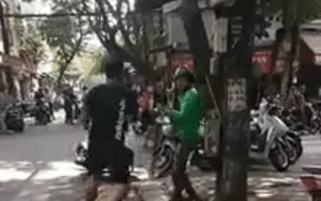 Clip nam thanh niên hùng hổ cầm gậy vụt liên tiếp vào tài xế Grab giữa đường gây bức xúc Ảnh 2