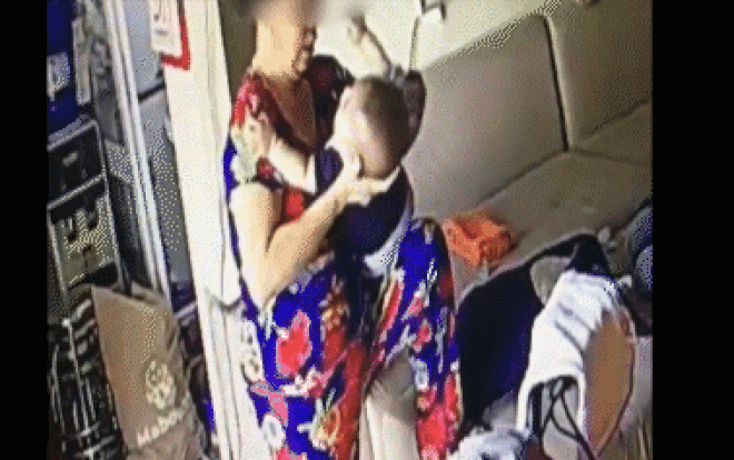 Vụ người giúp việc nhổ nước bọt vào mồm bé trai vì khóc không nín: Gia đình không chấp nhận lời xin lỗi qua điện thoại, sẽ về tận nơi nói chuyện trực tiếp Ảnh 2