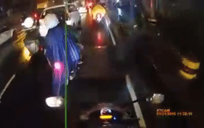 Áo mưa cuốn vào bánh xe, người ngồi sau bị hất văng xuống đường Ảnh 2