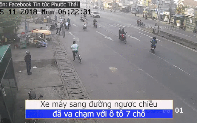 Thót tim clip băng qua đường ngược chiều ở ngã ba, 2 người đàn ông đi xe máy bị xe ô tô tông văng xuống đường Ảnh 2