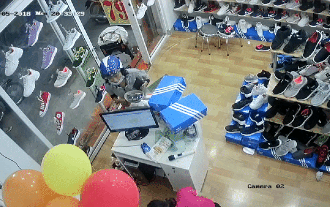 Nữ quái vờ vào cửa hàng hỏi mua giày rồi ngang nhiên 'cuỗm' chiếc điện thoại đắt tiền của nhân viên Ảnh 2