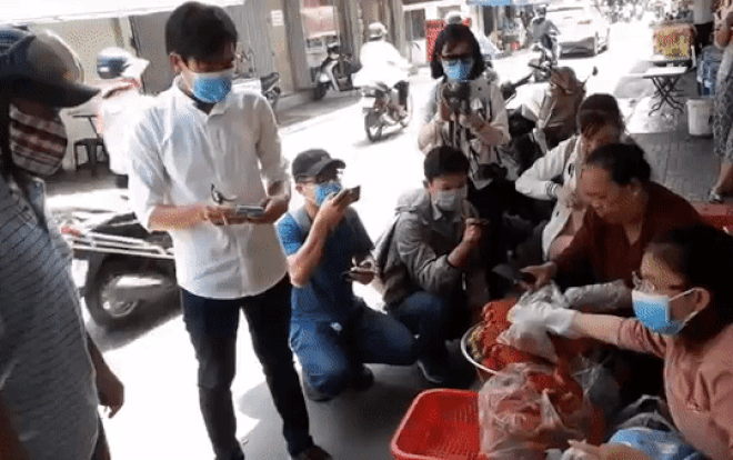 Sốt xình xịch mấy tháng nay, mâm cua dì Ba ở Sài Gòn lại đón thêm 'đội ngũ' youtuber hùng hậu đến quay chụp mỗi ngày Ảnh 2