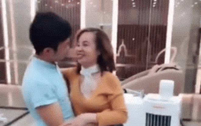 Vừa tút lại bộ răng, cô dâu 62 vội khoe cảnh tình tứ với chồng và tâm thư sến sẩm Ảnh 2