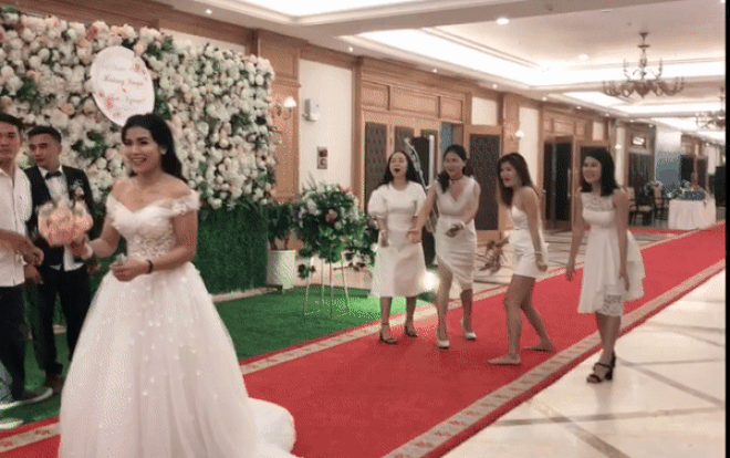 Màn ném hoa đầy nghiêm túc của cô dâu trong đám cưới nhưng cái kết lại vô cùng hài hước Ảnh 2