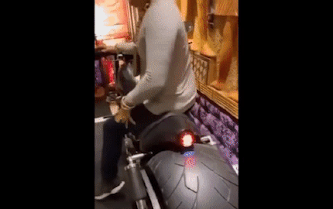 Clip khoe trọn vòng vàng đeo khắp người cùng bộ sưu tập dàn mô tô khủng của đại gia Sài Gòn gây sốc Ảnh 2