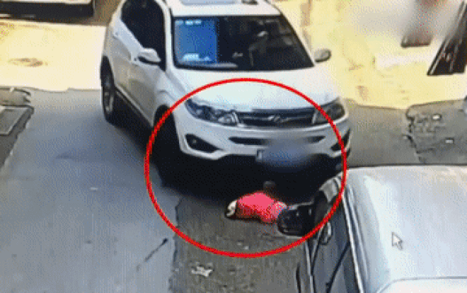 Bị xe ô tô chèn qua người, bé gái 2 tuổi vẫn đứng dậy bình thường Ảnh 2