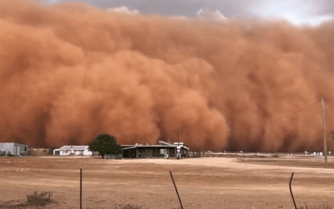 Bão cát hàng chục mét phủ khắp thị trấn như 'ngày tận thế' Ảnh 2