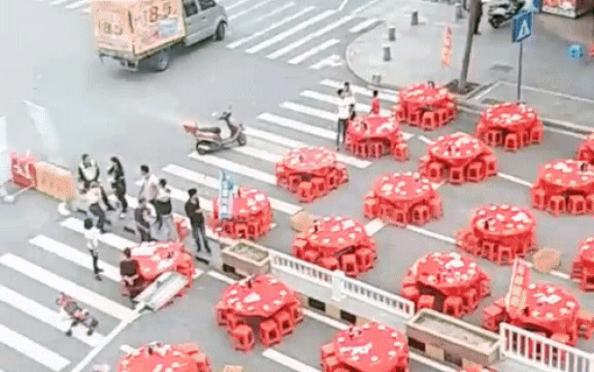 Choáng với đám cưới 'khủng' của con nhà đại gia: Bàn tiệc đỏ rực kéo dài cả cây số, khách đông nườm nượp Ảnh 2