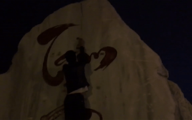 Dân mạng gay gắt lên án hành động dán chằng chịt sticker lên tảng đá Tam Đảo của nhóm phượt thủ thiếu ý thức Ảnh 2