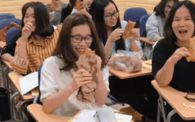 Ăn bánh chuối trong lớp học bị thầy giáo nhắc và cái kết khiến ai nấy đều ngã ngửa ngạc nhiên Ảnh 2