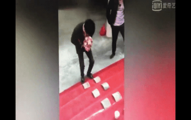 Thấy rể nhỏ con, bố mẹ vợ yêu cầu đập vỡ gạch bằng đầu gối mới được rước dâu Ảnh 2