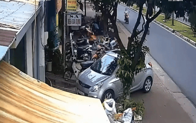 Bẻ khóa xe máy thành công nhưng tên trộm đành bỏ lại 'chiến lợi phẩm' rồi nhanh chân tháo chạy vì bị chủ nhà phát hiện Ảnh 2