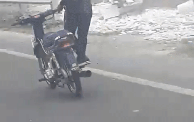 Clip nam thanh niên đầu trần, đứng hẳn về một bên vừa lái xe vừa lạng lách đánh võng giữa quốc lộ khiến nhiều người ngao ngán Ảnh 2