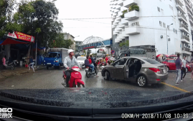 Vụ tài xế ô tô bị chặt đứt gân tay sau va chạm: Nam thanh niên đi xe máy chửi bới rồi gọi thêm người đến đánh Ảnh 2