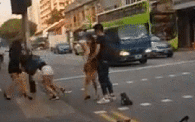 Hai cô gái lột đồ đánh chửi nhau bằng tiếng Việt ở Singapore, nhiều người đứng chụp ảnh quay clip Ảnh 2