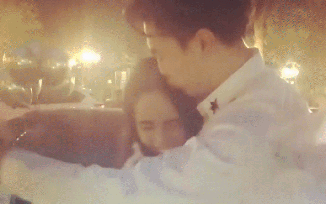 Ghen tị với cảnh ca nương Kiều Anh được ông xã 'soái ca' quỳ gối dưới mưa tặng xế hộp Ảnh 2