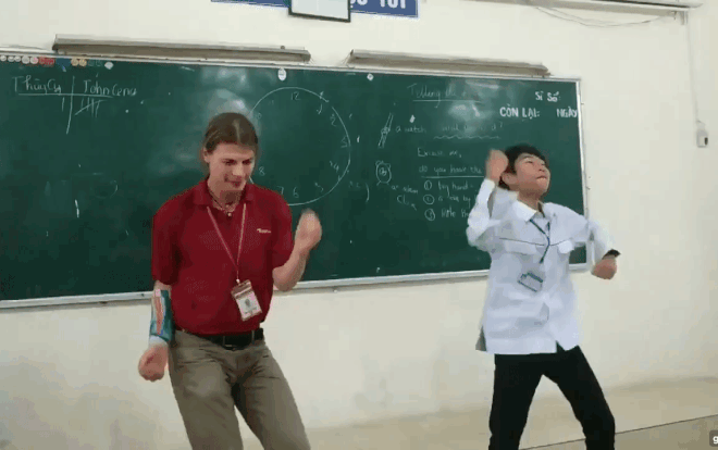Khi thầy giáo ngoại quốc lên lớp dạy học sinh Việt: Bỏ giữa tiết để tập thể dục cực vui Ảnh 2