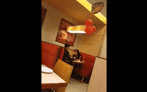 Thủ môn Đặng Văn Lâm tình tứ, đút thức ăn cho bạn gái Ảnh 2