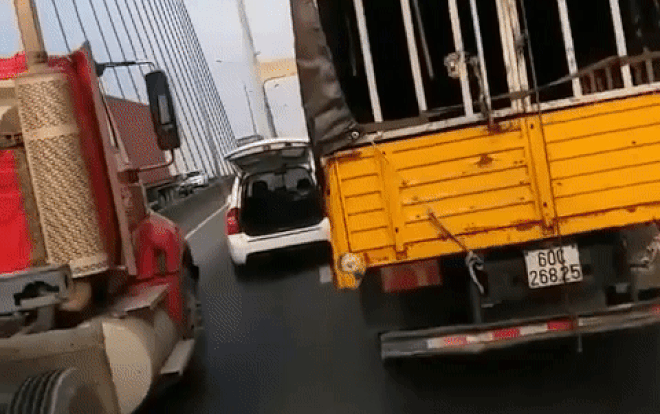 2 người đàn ông đi ô tô chặn đầu xe tải giữa đường để giái quyết mâu thuẫn gây bức xúc Ảnh 2