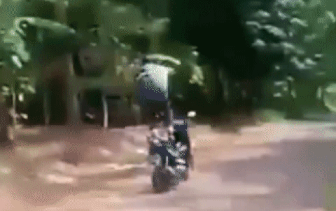 Liều lĩnh thả hai tay và đứng trên yên xe máy đang chạy, chàng trai trẻ ngã 'sấp mặt' xuống đường Ảnh 2