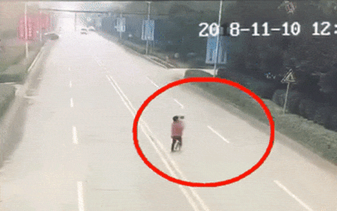 Húc văng 2 bà cháu lộn vài vòng trên không trung, tài xế lái xe bỏ chạy Ảnh 2