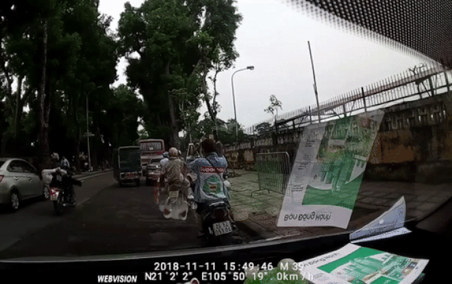 Gặp sự cố đau tái người vì bị quật xuống đường bởi chiếc áo dài nhưng cô gái đã may mắn ở phút cuối Ảnh 2