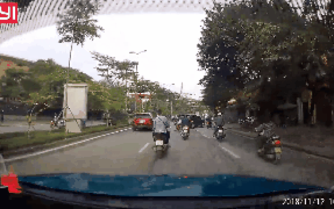 Clip cận cảnh Audi Q5 bất ngờ đụng trúng người đi đường rồi giật lùi băng qua giải phân cách tông xe liên hoàn Ảnh 2