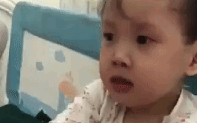 Nửa đêm còn bị bố trêu, em bé đáng yêu gọi điện mách ông nội vừa nức nở nhưng vẫn dõng dạc: Con không chịu được bố luôn! Ảnh 2