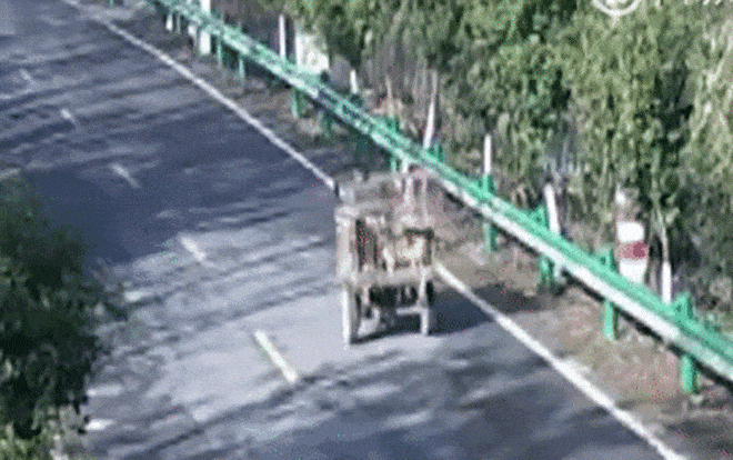 Áo khoác quấn vào bánh trước, xe ba gác lật ngửa khiến tài xế chết ngay tại chỗ Ảnh 2