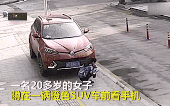 Mải nghịch điện thoại, cô gái bị ô tô đâm kẹt dưới gầm Ảnh 2