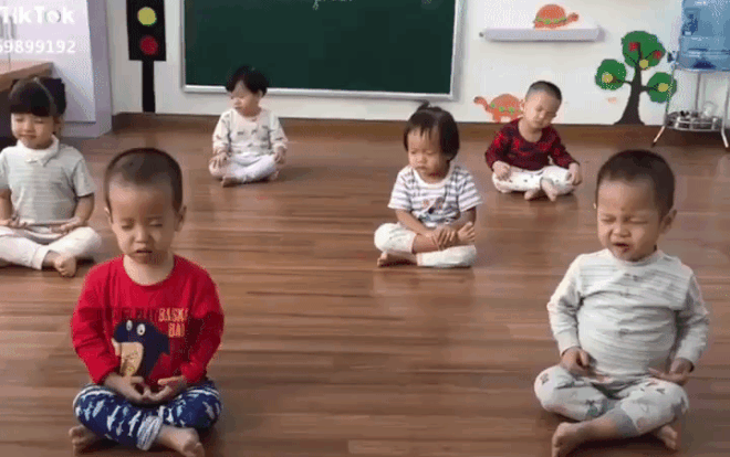 Cưng muốn xỉu với hình ảnh các nhóc tì ngồi thiền tập trung đến mức… ngủ quên Ảnh 2