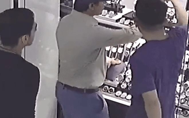 Người đàn ông ngoại quốc ăn mặc lịch sự bảnh bao qua mắt nhân viên bán hàng 'cuỗm' chai nước hoa và đồng hồ hiệu Ảnh 2