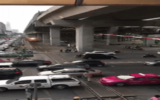 Kỳ quặc cảnh giao thông ở Thái Lan: Tàu hỏa phải dừng đợi xe máy, ô tô vì quá bát nháo Ảnh 2