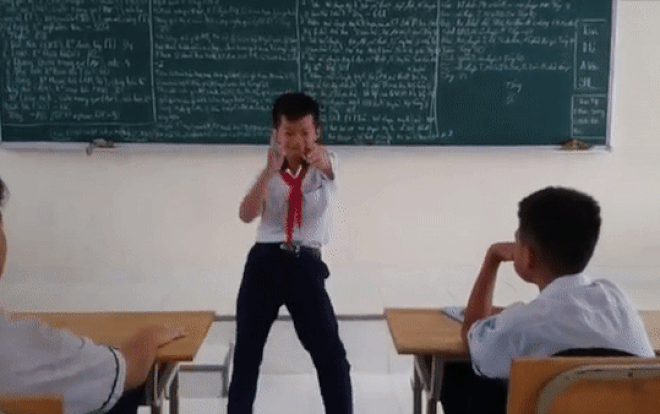 Trầm trồ xem cậu bé nhảy dẻo quẹo như vũ công chuyên nghiệp khi bị cô giáo phạt nhảy trước lớp Ảnh 2