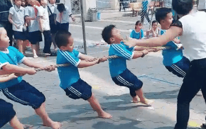 Màn kéo co của học sinh cực gay cấn nhưng hành động của cô giáo mới là điều gây chú ý hơn cả Ảnh 2