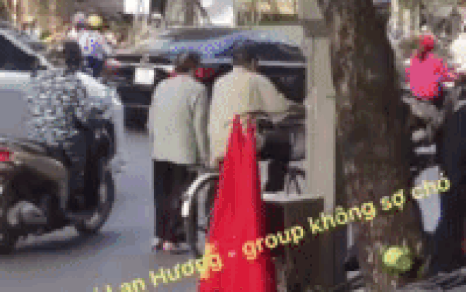 Cụ bà bẽn lẽn nép sau lưng cụ ông chở trên chiếc xe đạp cũ gây xúc động mạnh Ảnh 2