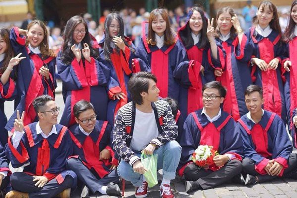 Bức ảnh đáng yêu của Sơn Tùng MTV cùng lớp học may mắn