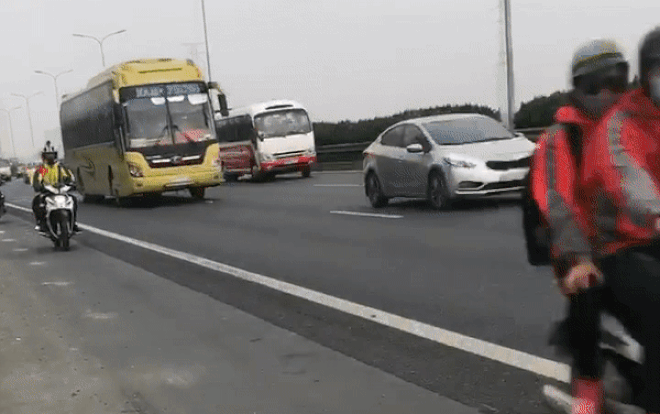 Bức xúc cảnh đoàn phượt hồn nhiên rồng rắn nhau đi xe máy vào cao tốc Pháp Vân - Cầu Giẽ Ảnh 2