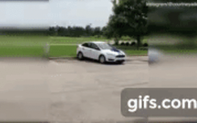 Quá hạnh phúc khi được phụ huynh tặng xe hơi, cô giáo bật khóc nức nở Ảnh 2