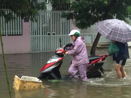 Người dân gặp vô vàn khó khăn khi di chuyển. Nguồn: Người Lao động