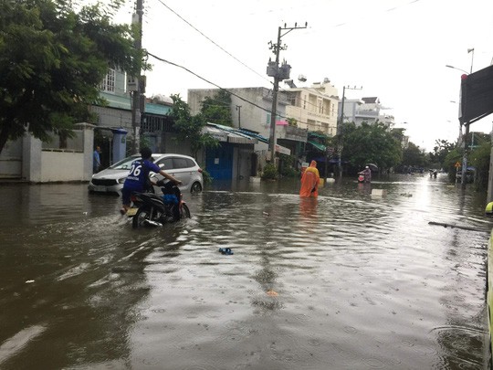 Ngập lụt khiến đường phố Nha Trang mênh mông biển nước